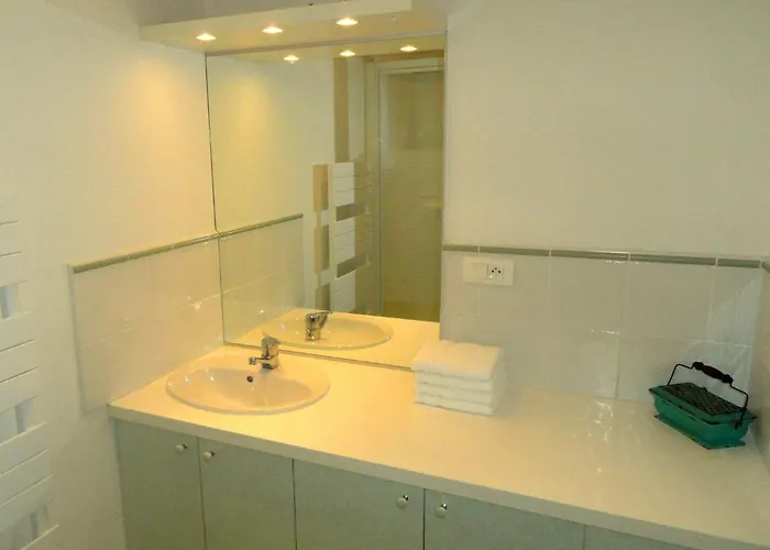 La Poule Verte Bed and Breakfast *